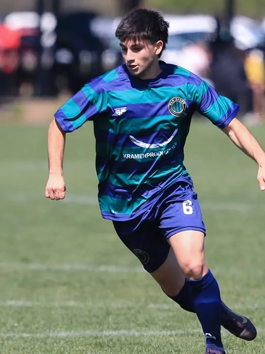 Ignacio Cabezas jugando por Old Brads con la camiseta número 6