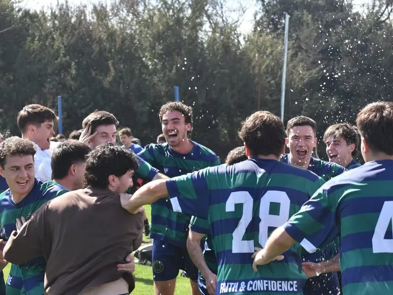Jugadores de Old Brads celebrando un triunfo en la cancha