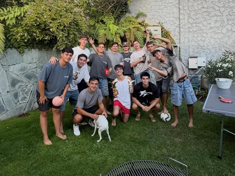 Jugadores de Old Brads en un asado del equipo