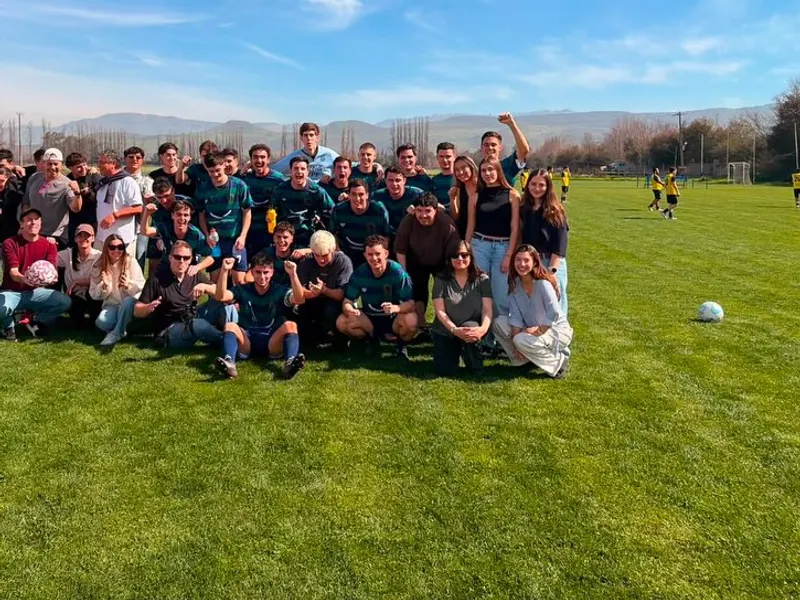 Plantel e hinchas de Old Brads después de un partido
